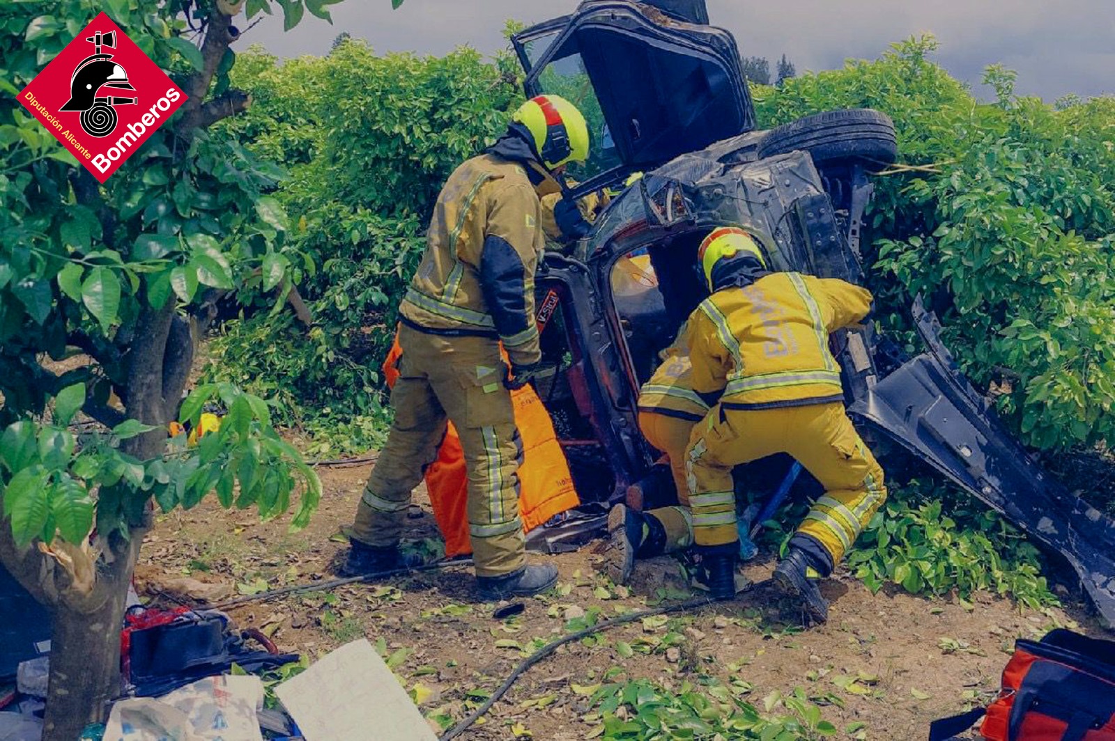 Excarcelan a un conductor atrapado en su vehículo en la carretera de