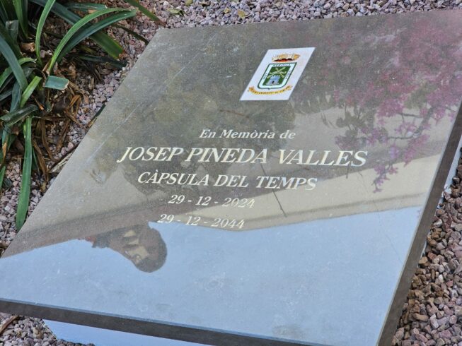 Imatge de la càpsula del temps, en homenatge a Josep Pineda.