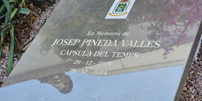 Imatge de la càpsula del temps, en homenatge a Josep Pineda.