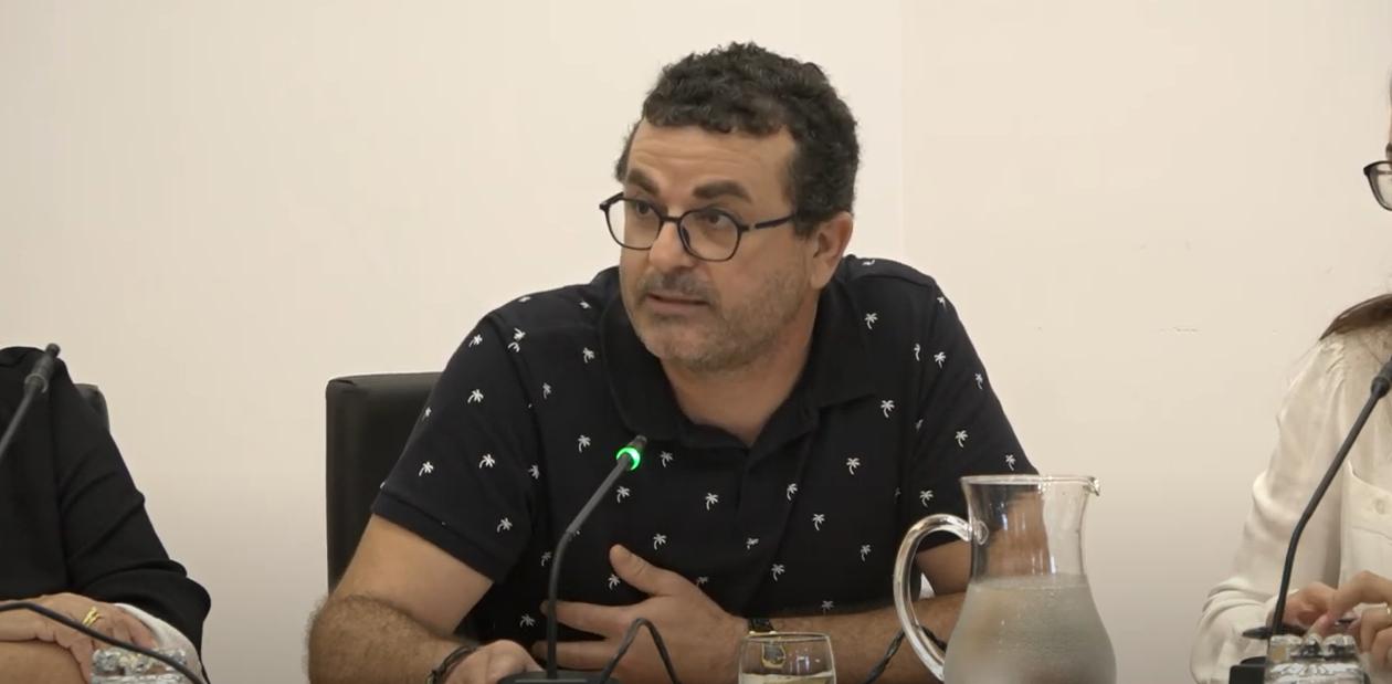 Imatge de Raúl García de la Reina durant una sessió plenària de l'Ajuntament de Dénia