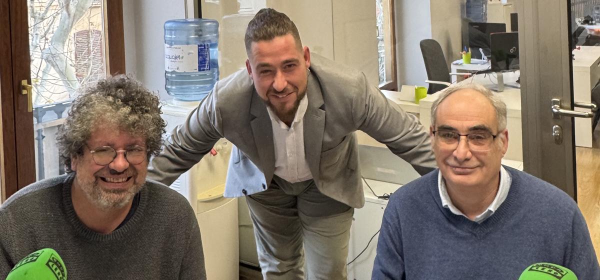 Els periodistes José Vicente Bola (Canfali Marina Alta) i Arturo Ruíz (La Marina Plaza) després del Fuego Cruzado sobre el nou "AVE valencià"